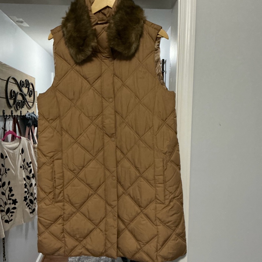 TALBOTS Tan Camel  Quilted Vest with Faux Fur removable Collar.   Large (12-14)